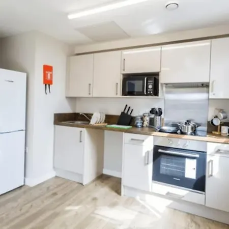Bright And Modern Studios And Apartments At Manor Park Court Coventry Exterior foto