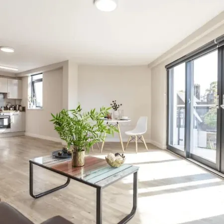 Bright And Modern Studios And Apartments At Manor Park Court Coventry Exterior foto