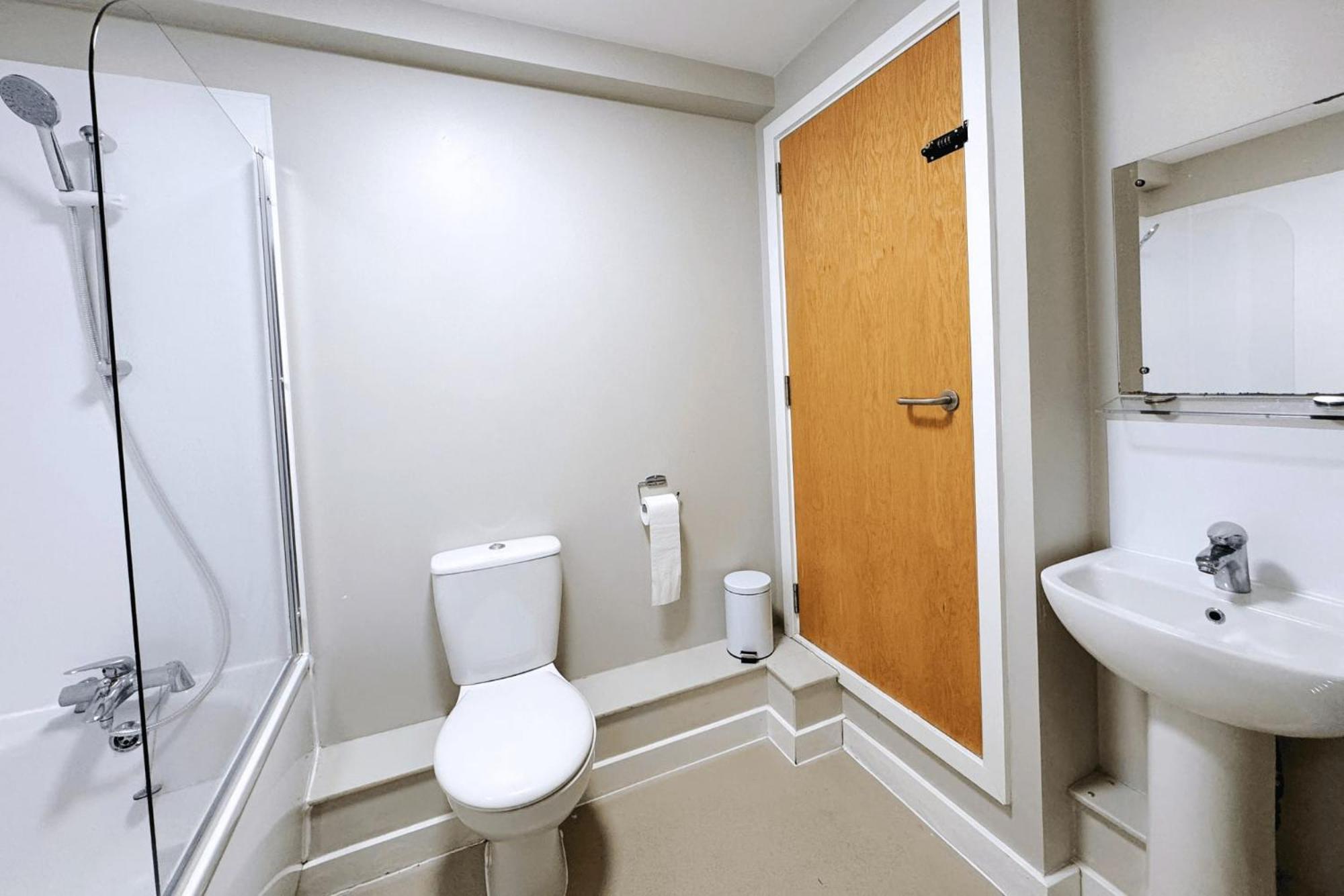 Bright And Modern And At Manor Park Court *