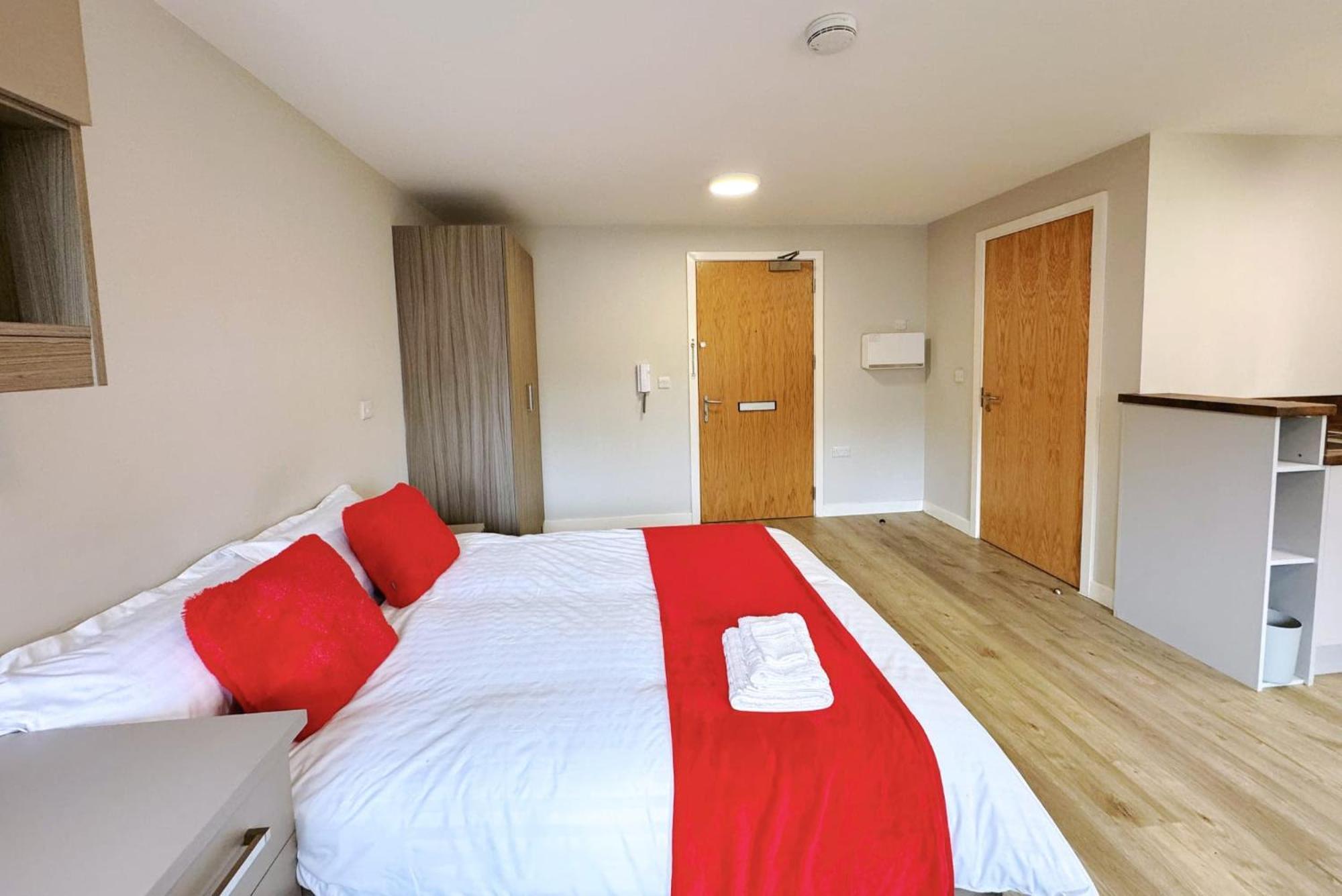 Bright And Modern And At Manor Park Court Апартаменты *