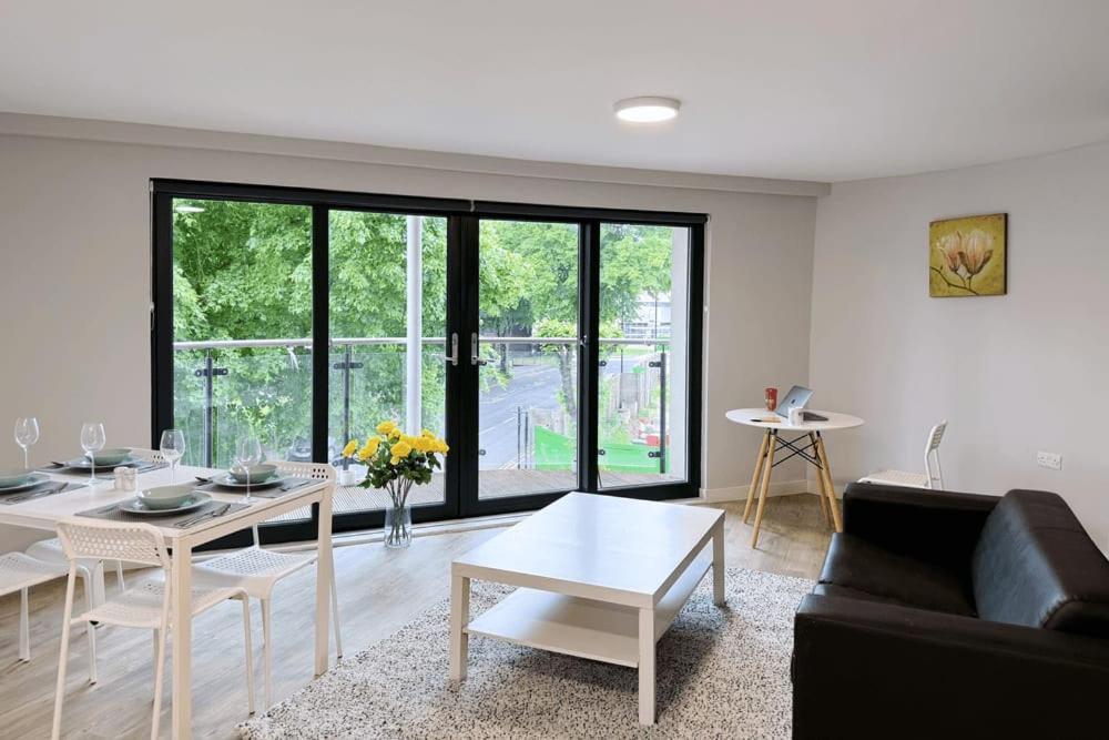 Апартаменты Bright And Modern And At Manor Park Court *